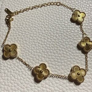 Elegant Gold Clover Bracelet
